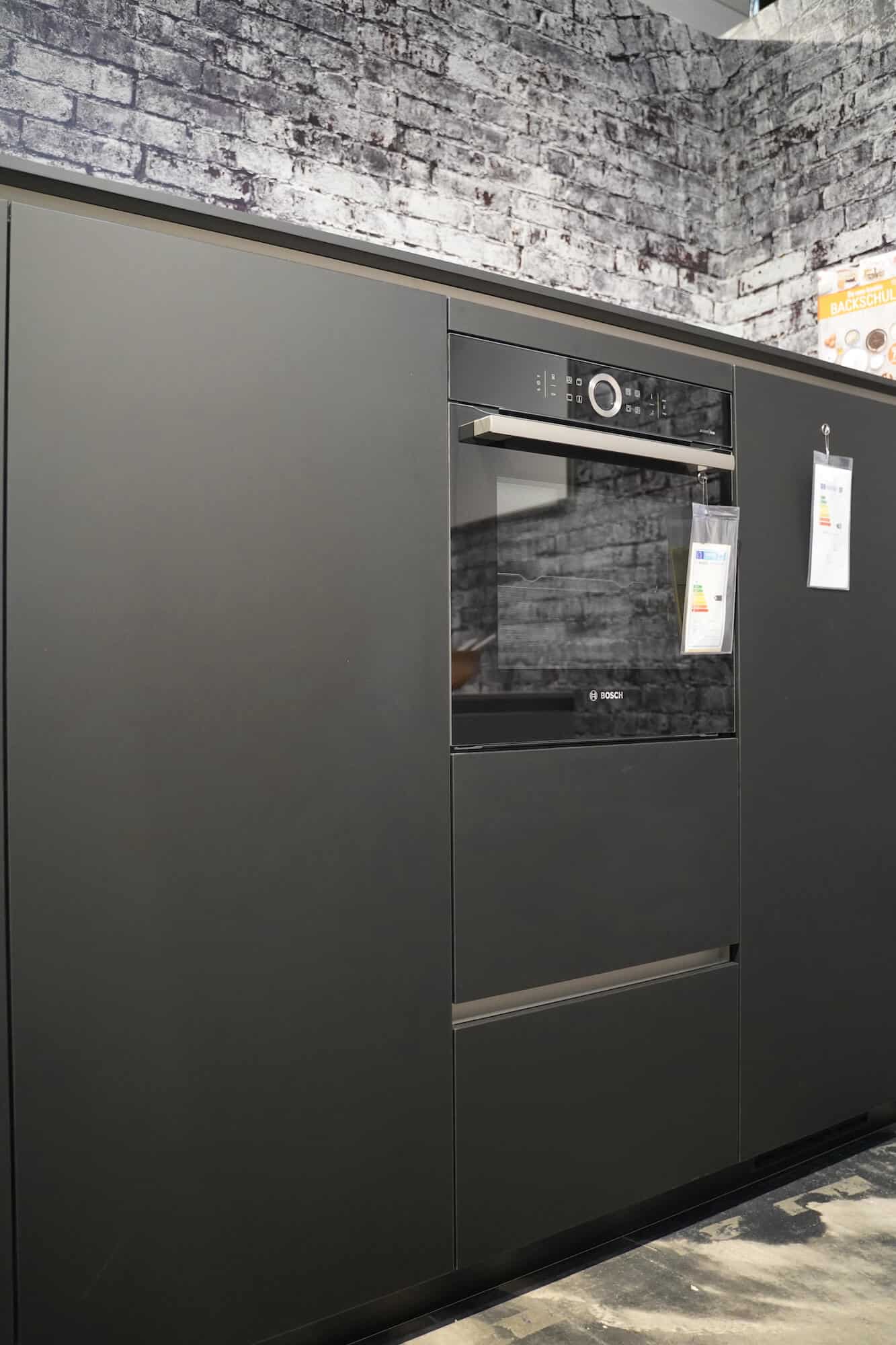 Hochschrank matt schwarz mit griffmulden
