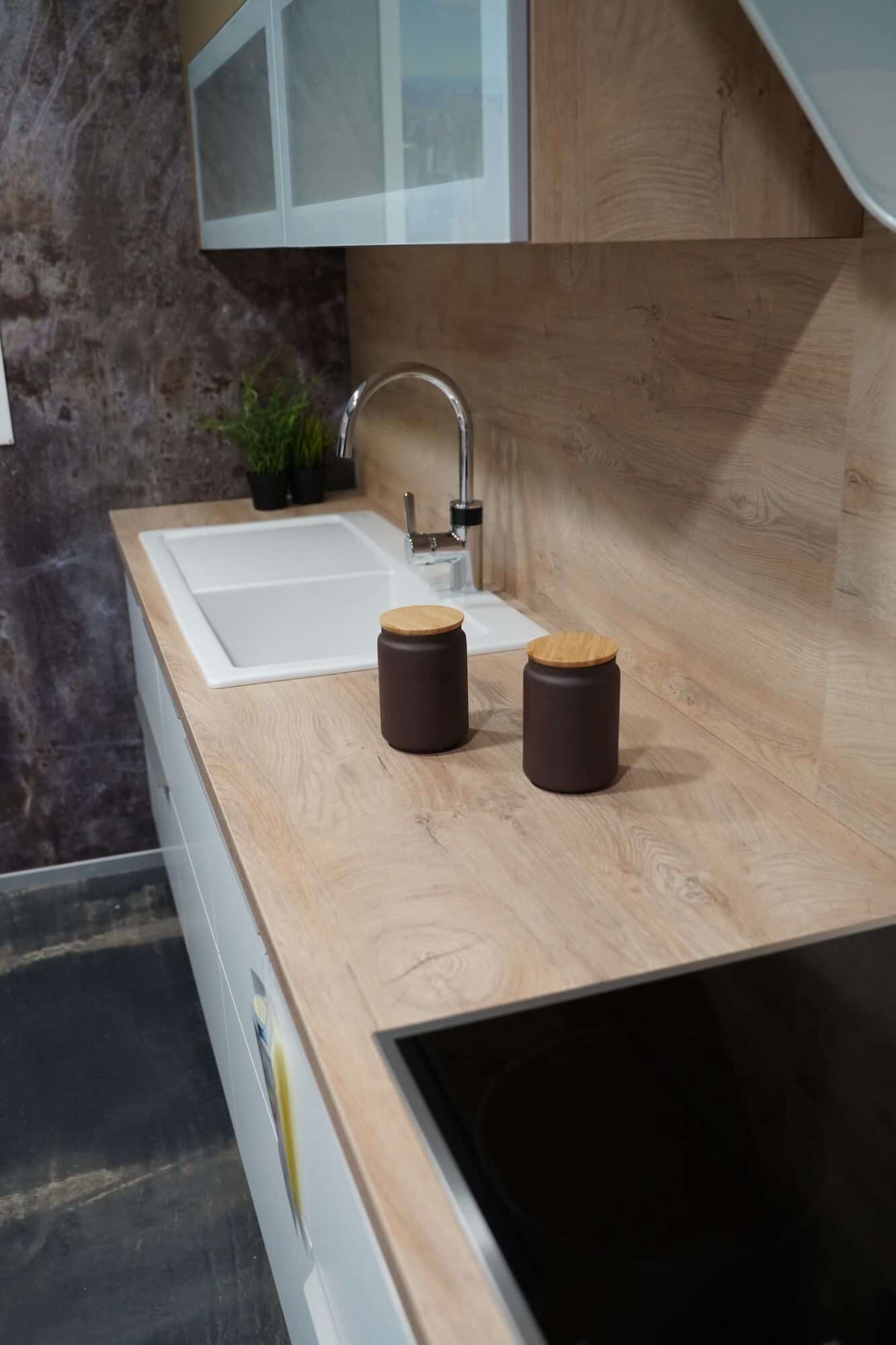 Küchenzeile Burger mit Holz Arbeitsplatte und Holz Rückwand
