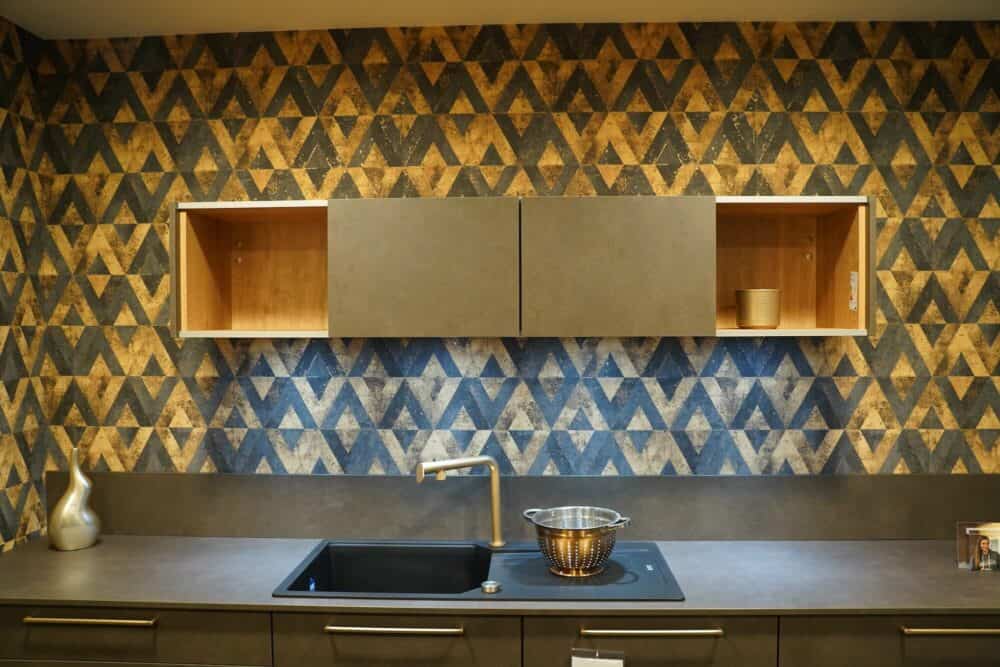 Küchenzeile schwarz matt modern mit Küchenspüle und Oberschrank