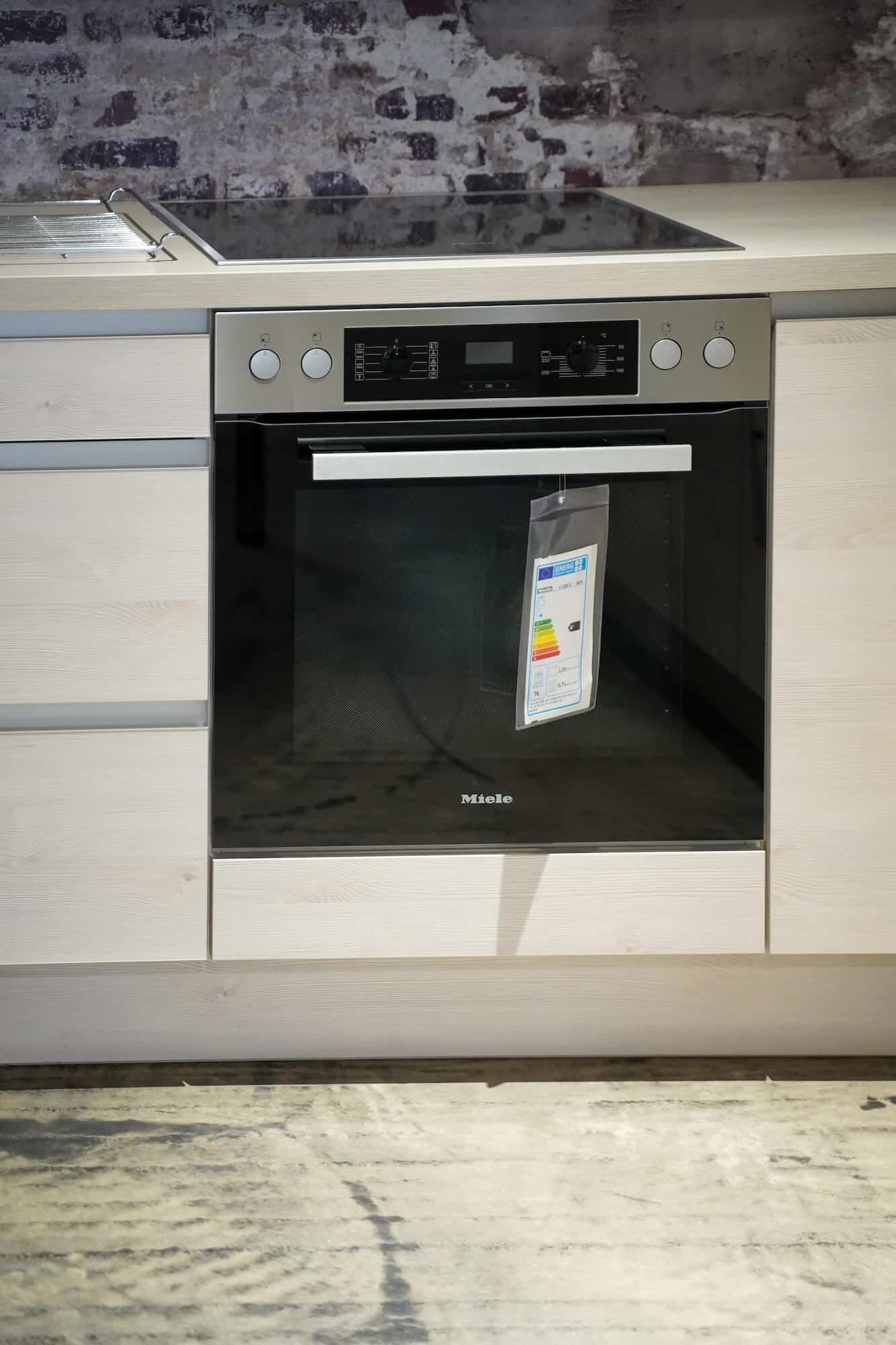 Miele Herd Backofen und Kochfeld Design L-Küche grifflos
