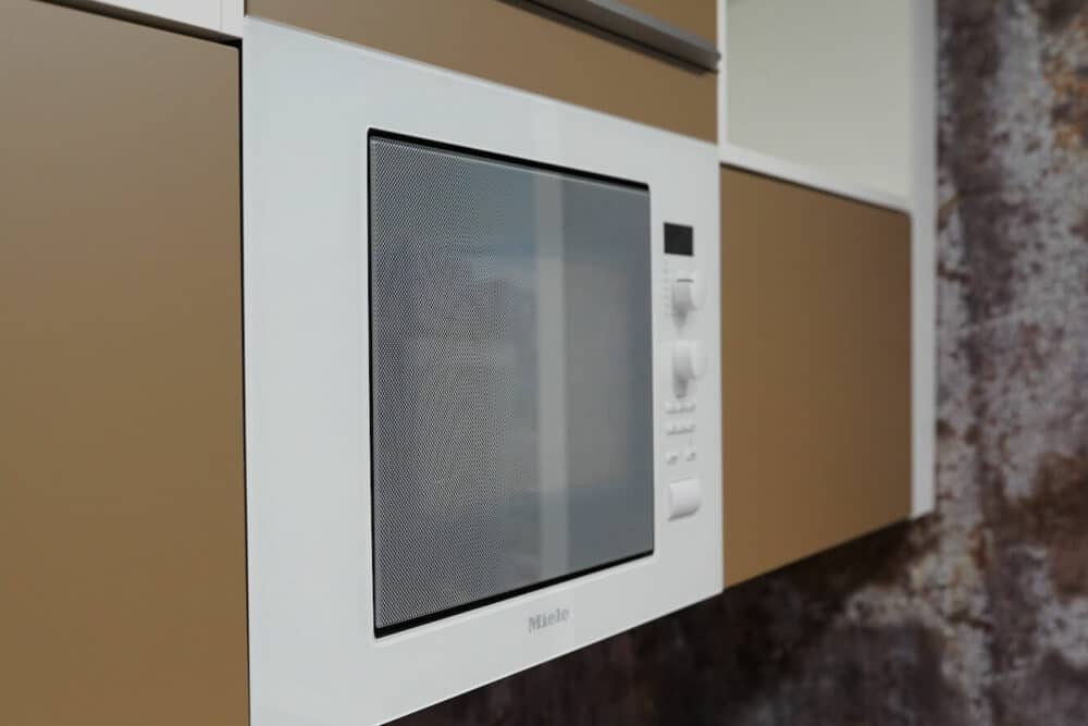 Miele Mikrowelle weiß braune Oberschränke