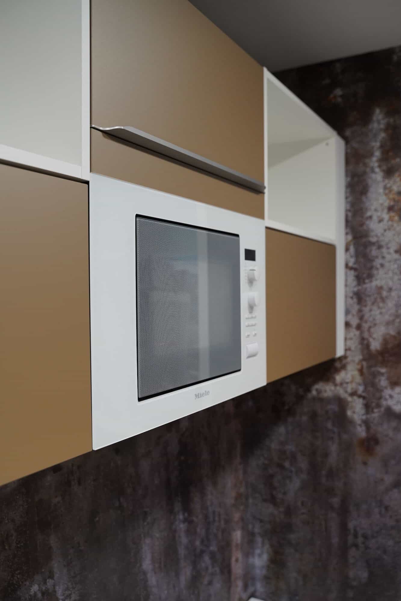 Miele Mikrowelle weiß braune Oberschränke