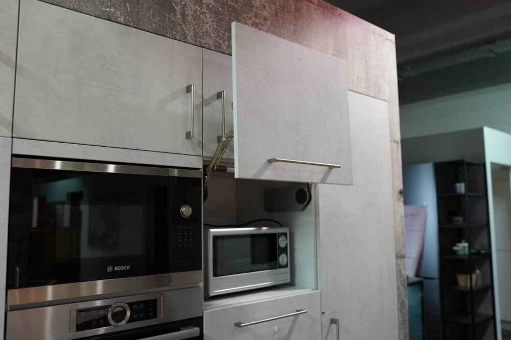 Moderner Wandschrank Beton Optik mit Edelstahl Griffen