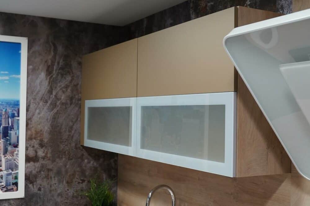 Oberschrank braun beige Fronten und Glastür