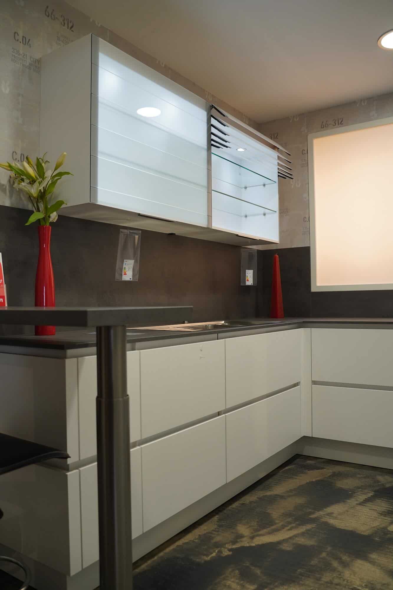 U-Form Küche weiß grifflos mit Glas Schrank