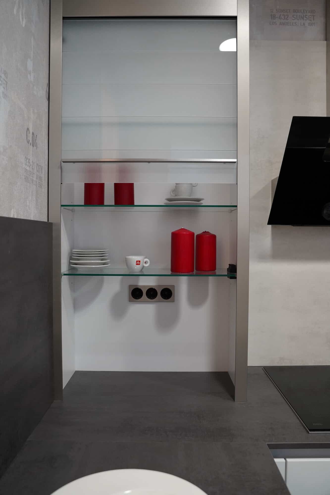 Wandschrank mit Jalousien Auszug und Glasböden