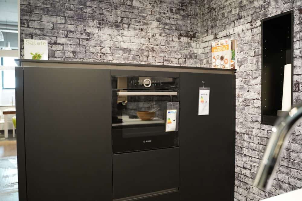Wandschrank schwarz matt grifflos mit Bosch Backofen