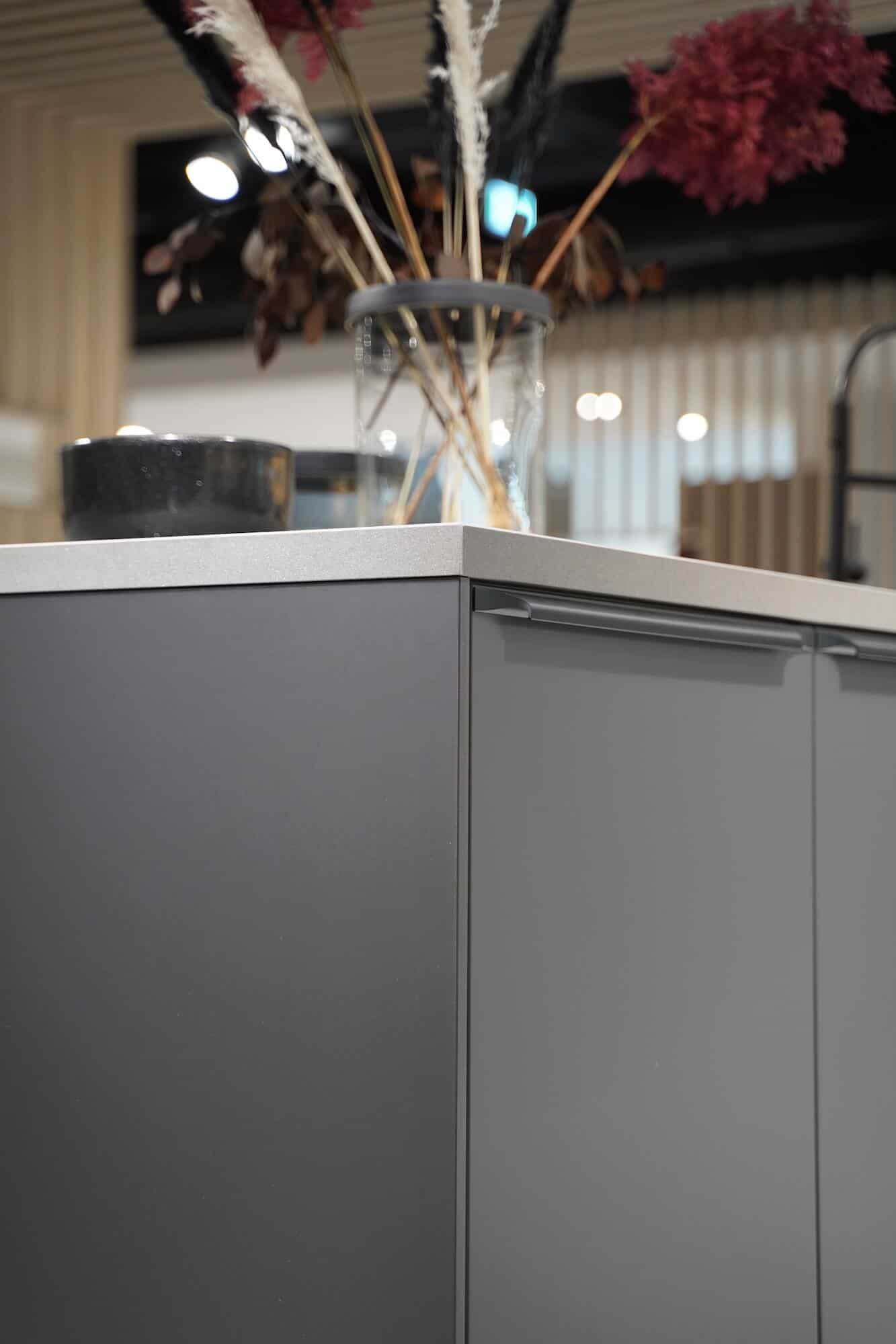 Arbeitsplatte Quarz mit Titan matt Glasoptik Fronten