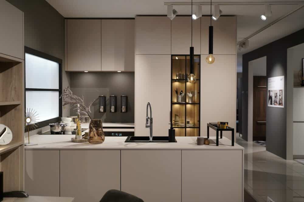 Ballerina Design U-Küche Resopal Arbeitsplatte und Fronten
