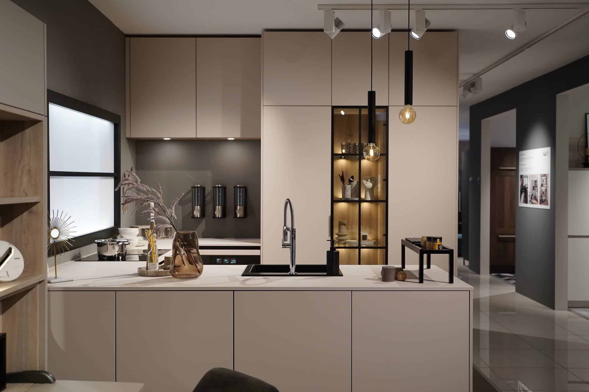 Ballerina Design U-Küche Resopal Arbeitsplatte und Fronten