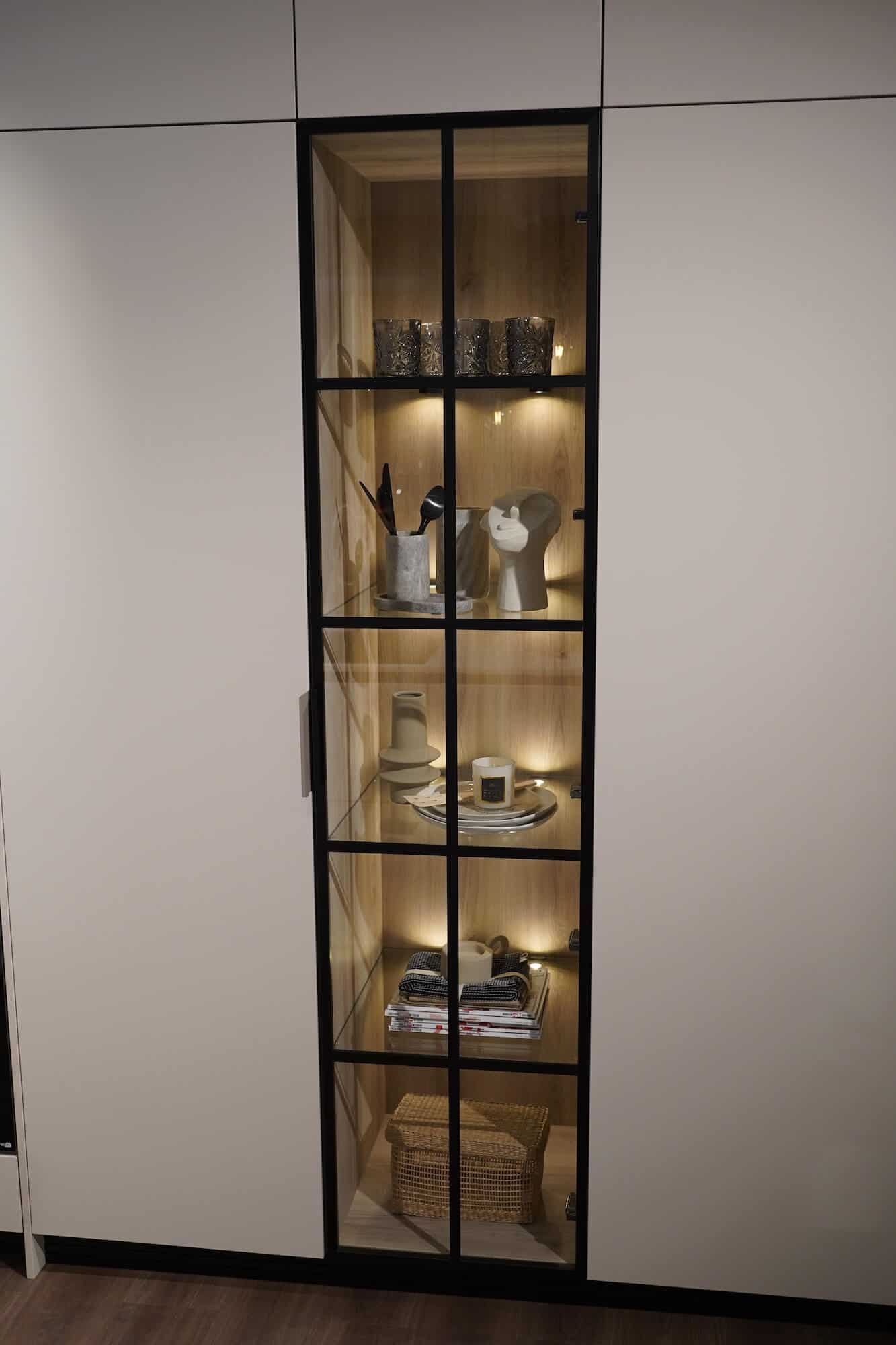 Ballerina Design U-Küche mit Glas Wandschrank