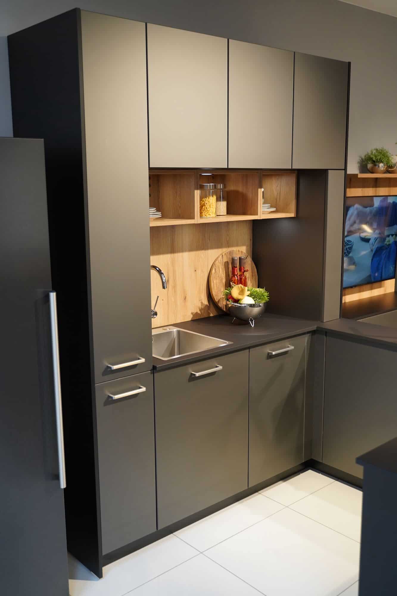 Ballerina U-Küche Smart Glas Fronten Karbon