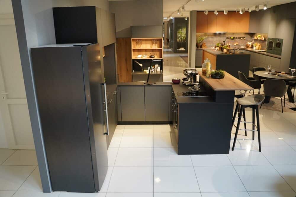 Ballerina U-Küche Smart Glas Fronten und Kühlschrank freistehend