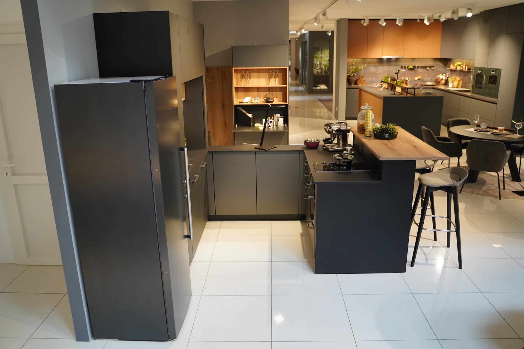 Ballerina U-Küche Smart Glas Fronten und Kühlschrank freistehend