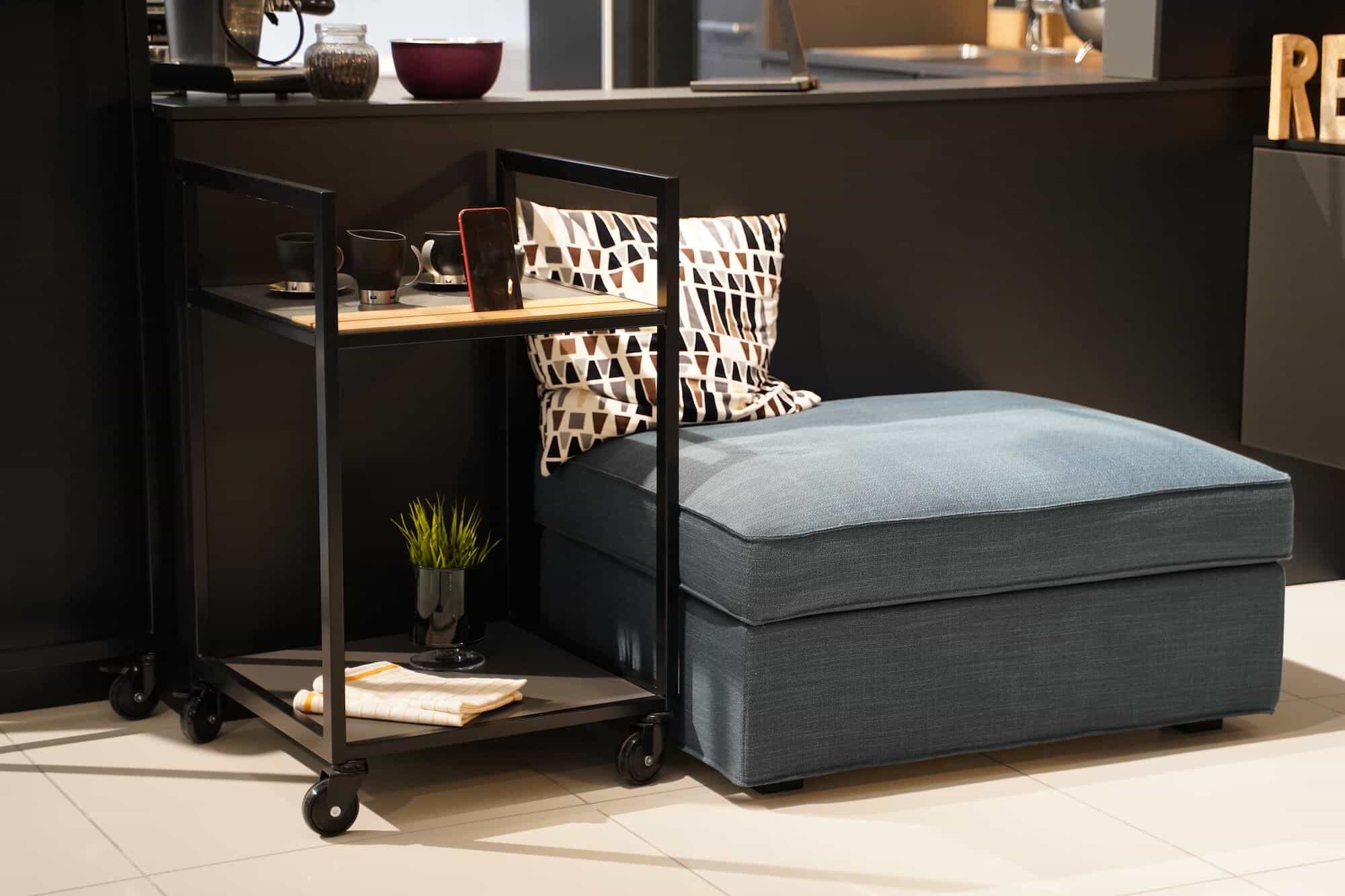 Ballerina Wohnbereich U-Küche mit rollbarem Regalsystem