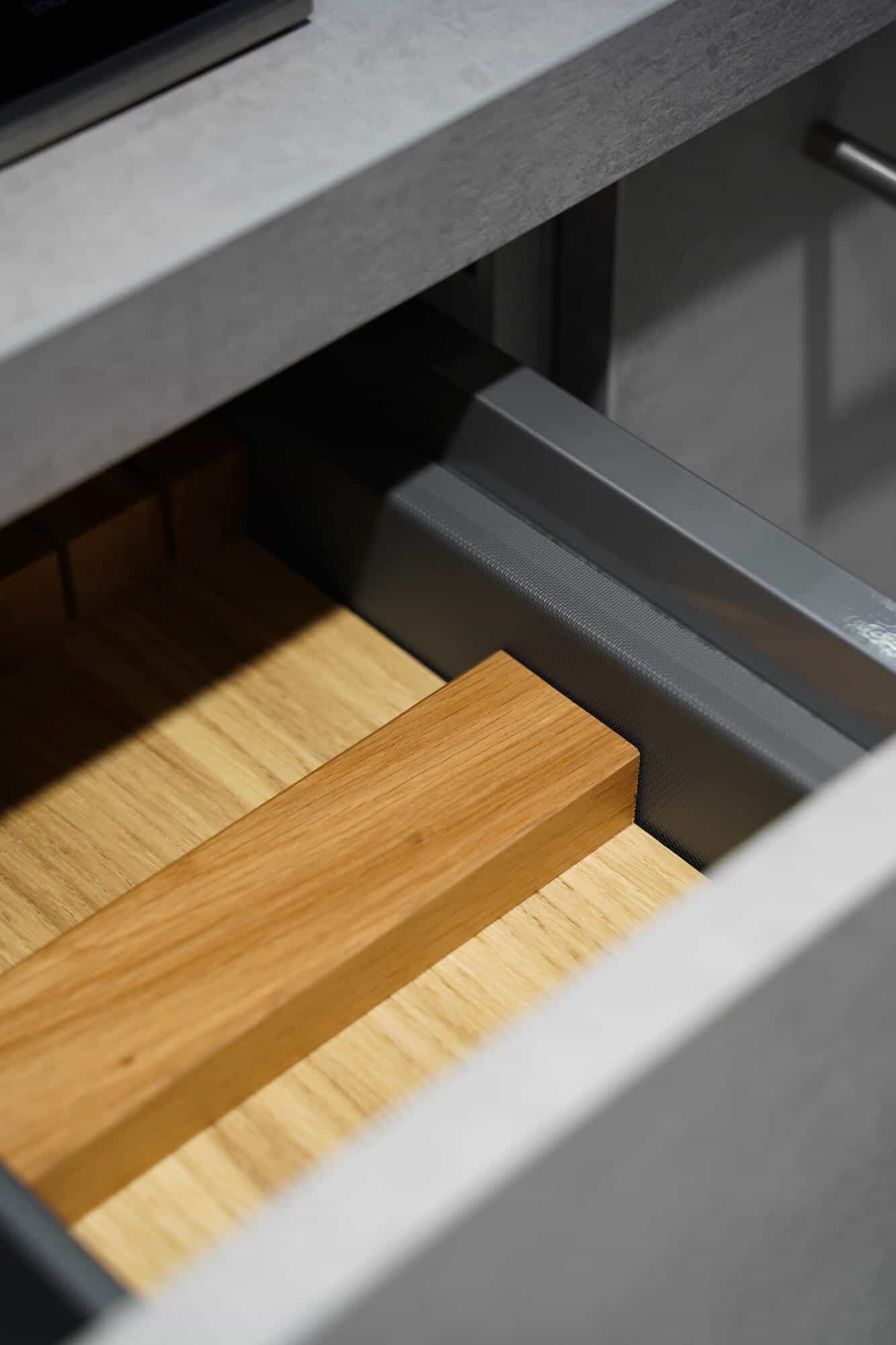 Besteckeinsatz Holz Schublade Beton steingrau Fronten