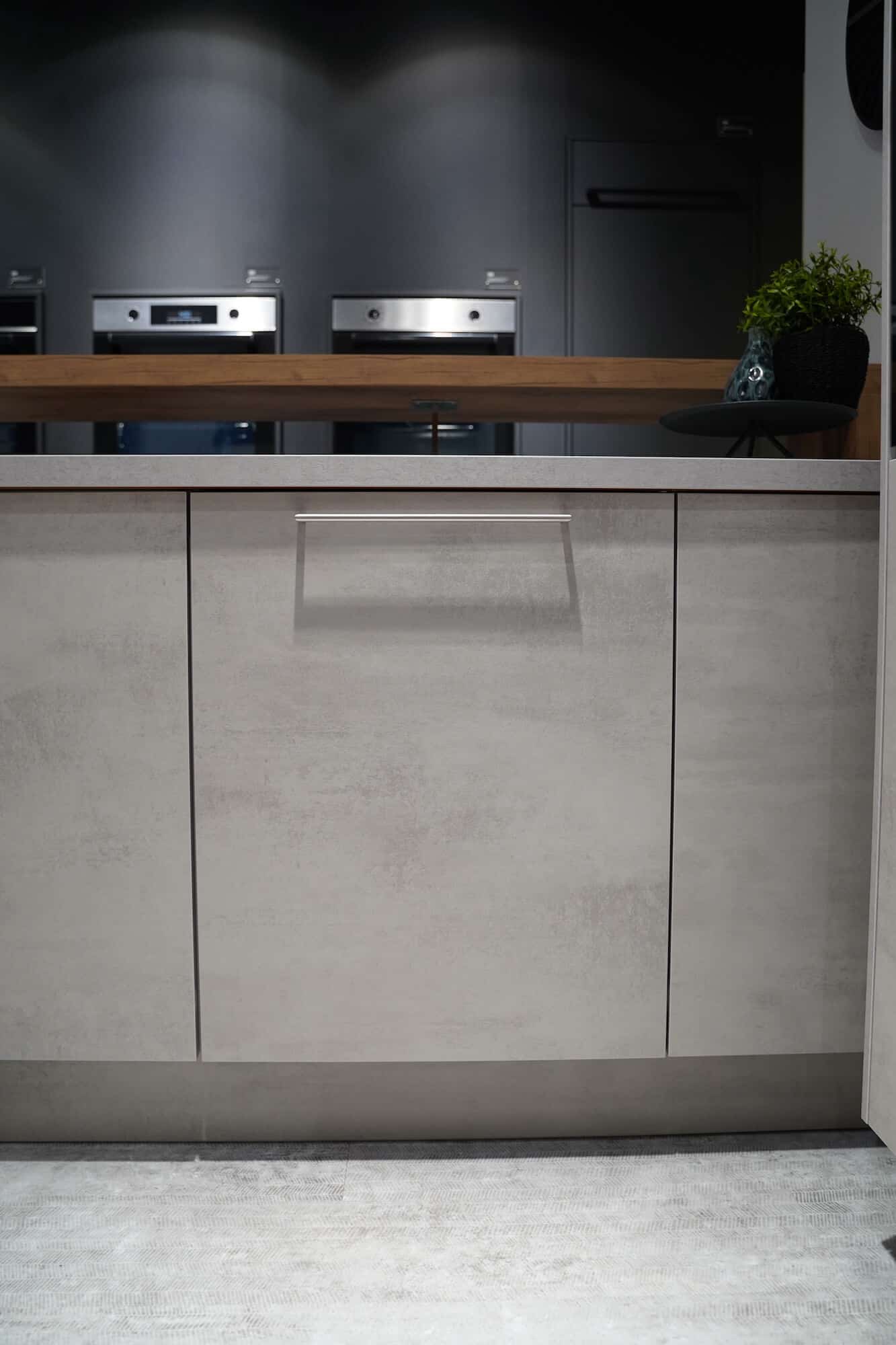 Beton Fronten mit Edelstahl Griffen