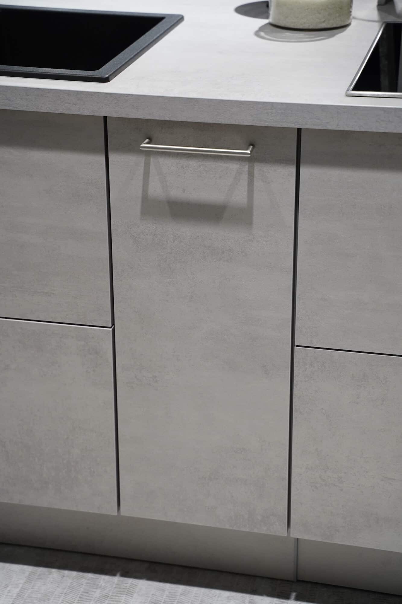 Beton steingrau Küchenfronten mit Edelstahl Griffen