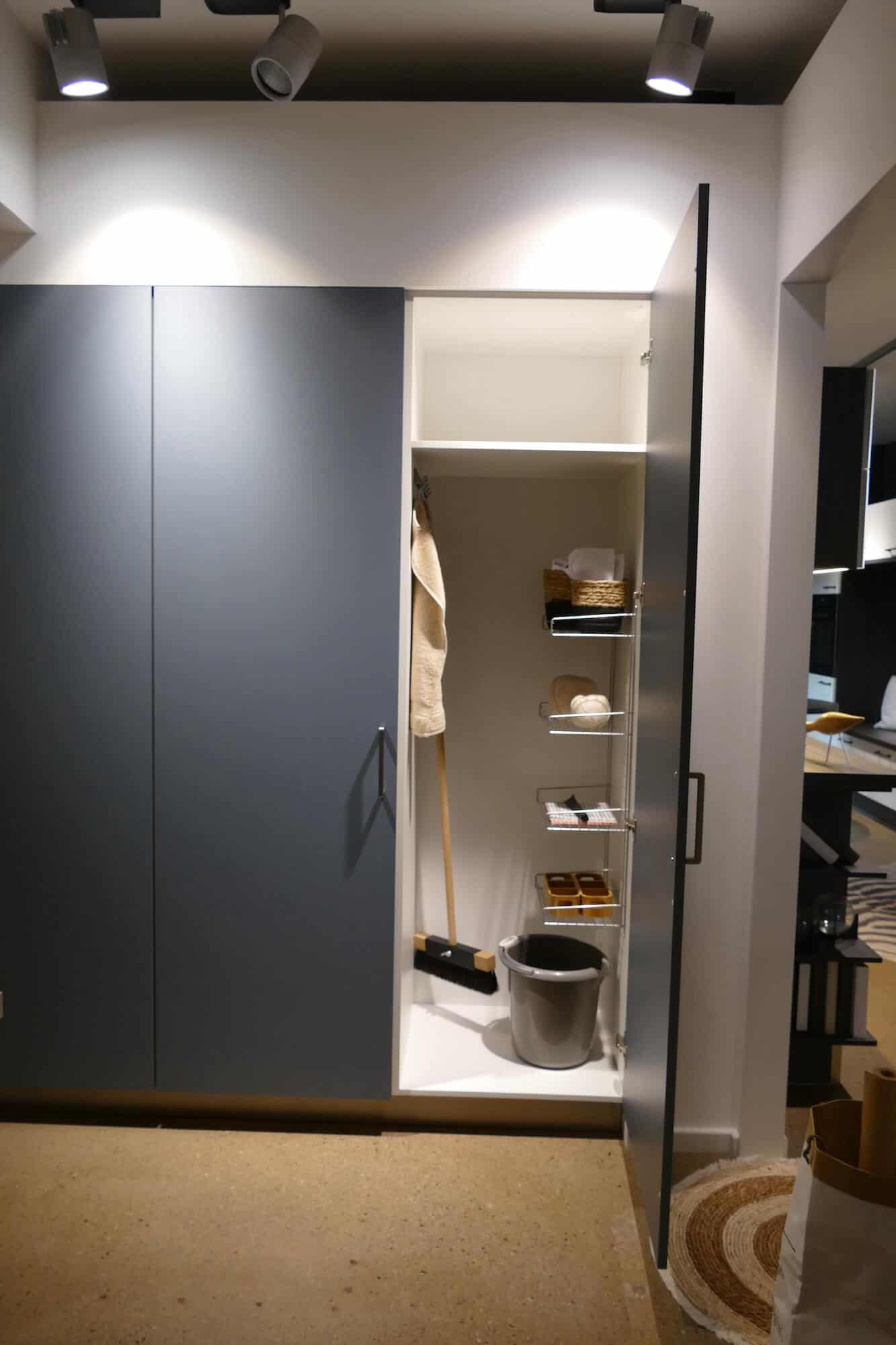 Burger Küchenzeile weiß stormgrey mit Wandschrank
