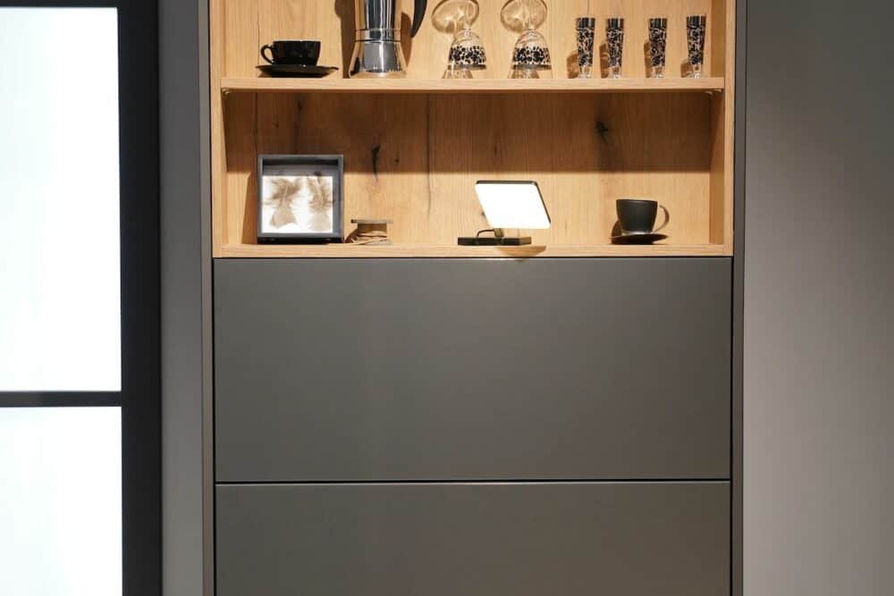 Design Hochschrank grifflos schwarz matt