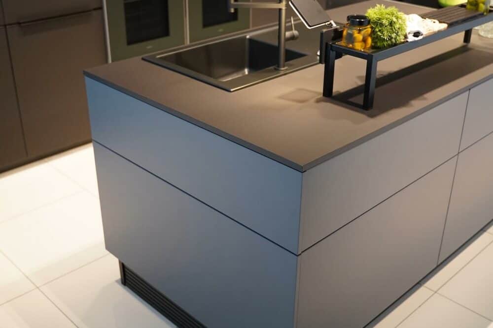 Design Küche grifflos mit grauen Fronten