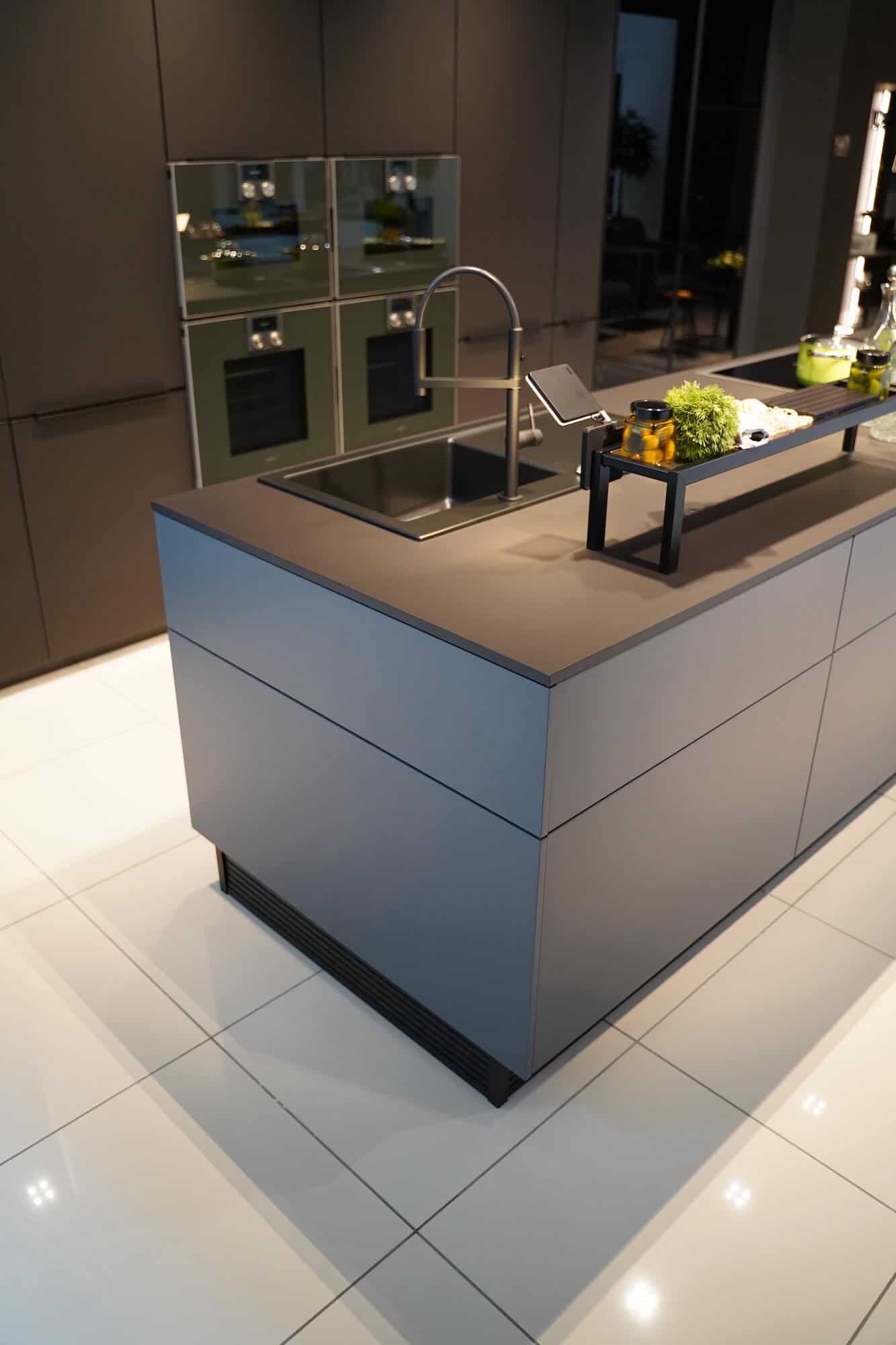 Design Küche grifflos mit grauen Fronten