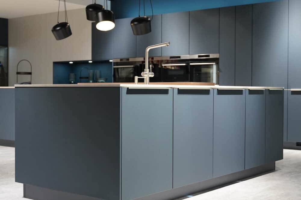 Designküche Fjordblau mit Griffleisten