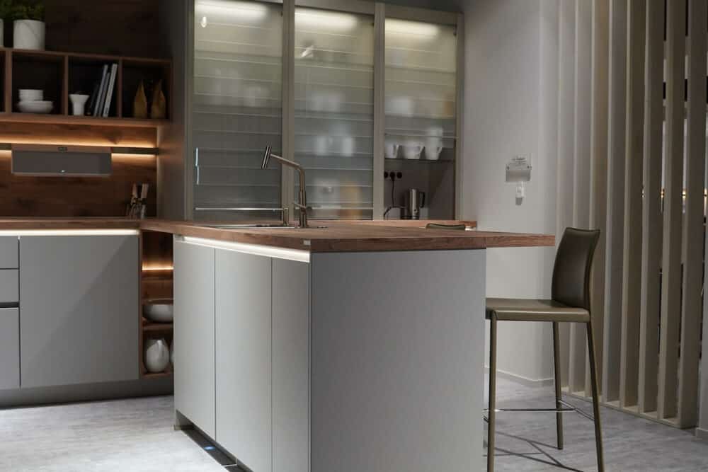 Designküche mit Halbinsel und Esstheke