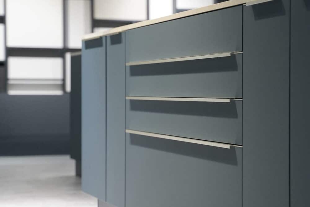Edelstahl Griffleisten Nobilia Design Inselküche