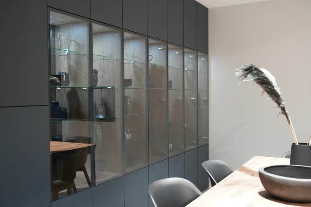 Glas Wandschrank grifflos Stauraum Nobilia Designküche