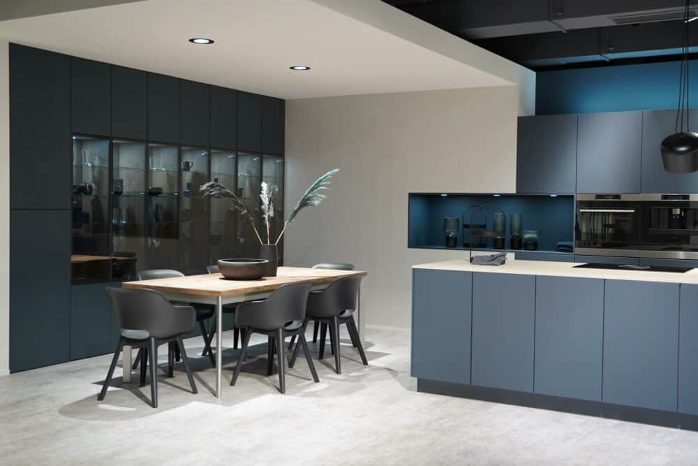 Glas Wandschrank schwarzglas mit Esstisch