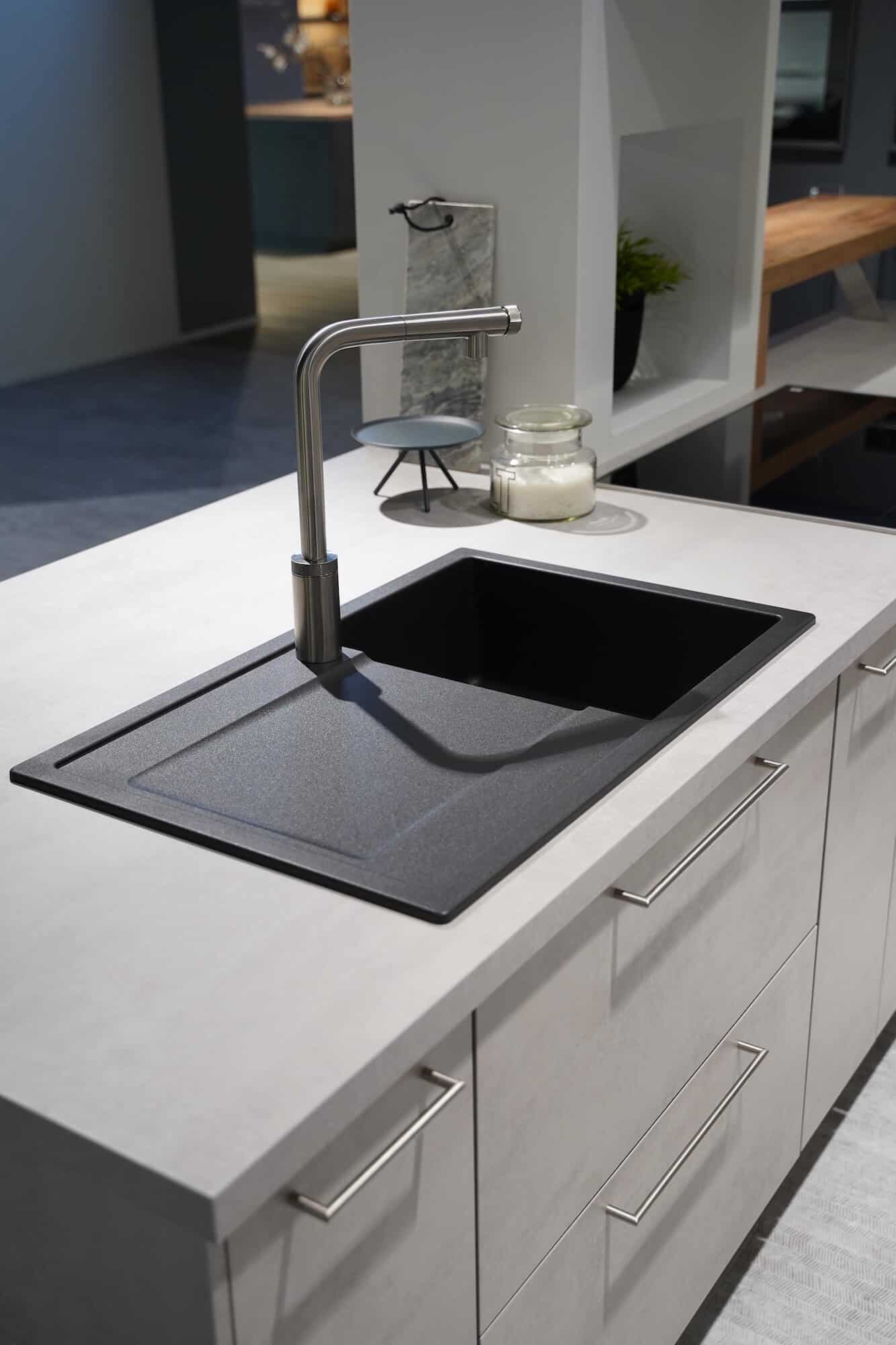Granit Spüle mit Edelstahl Armatur Nobilia Beton U-Küche