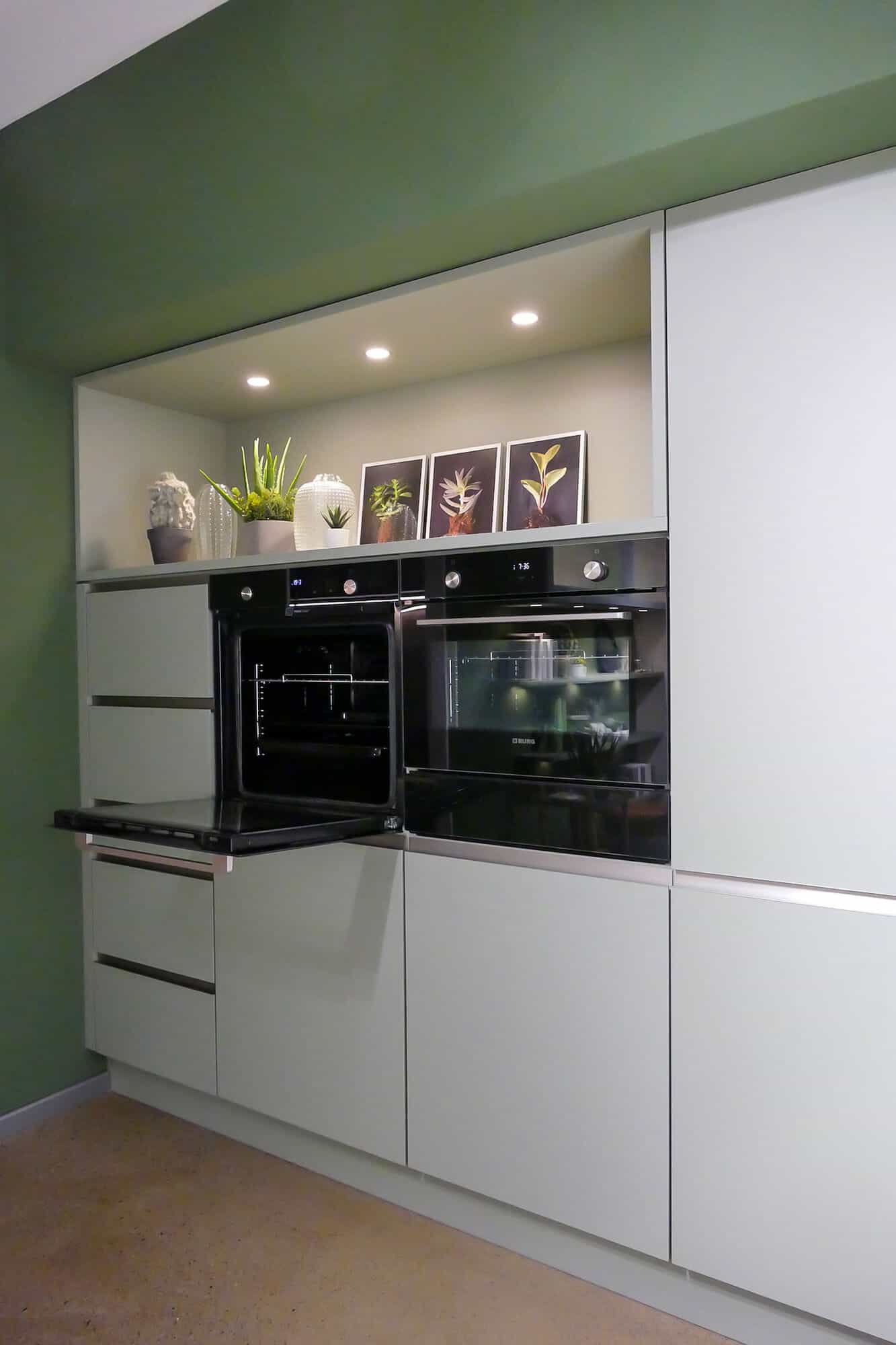 Hochschrank L-Form Küche grifflos mit Elektrogeräten