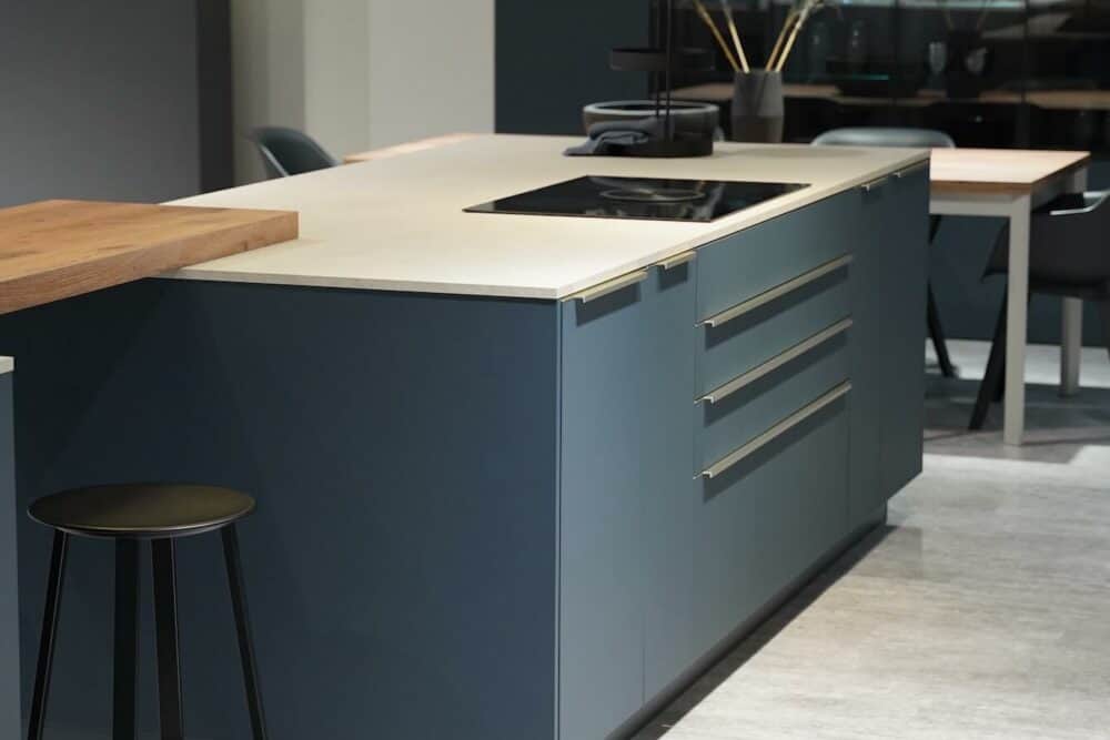 Inselküche Design Fjordblau mit Edelstahl Griffleisten