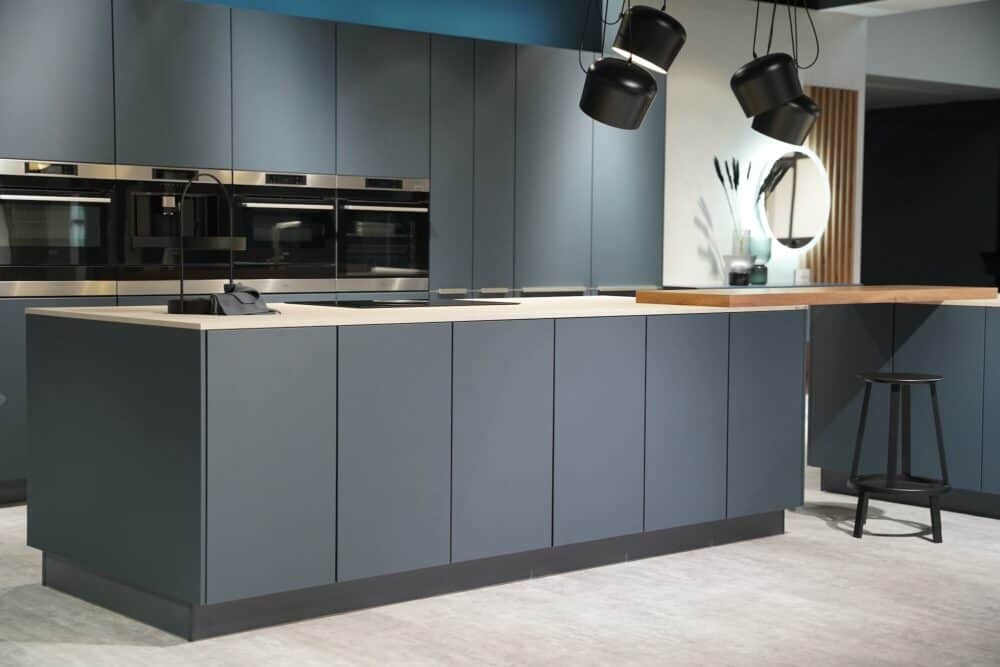 Inselküche Design grifflos blau mit Eiche Tresen