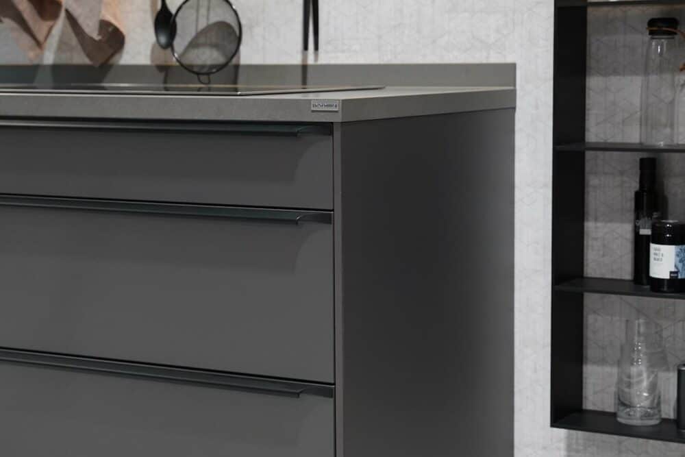 Küchenfronten Titan Glas matt mit Quarz Arbeitsplatte