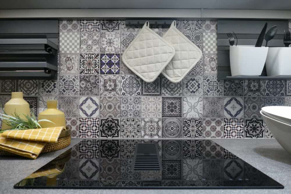 Küchenrückwand Terrazzo grau und Induktionskochfeld