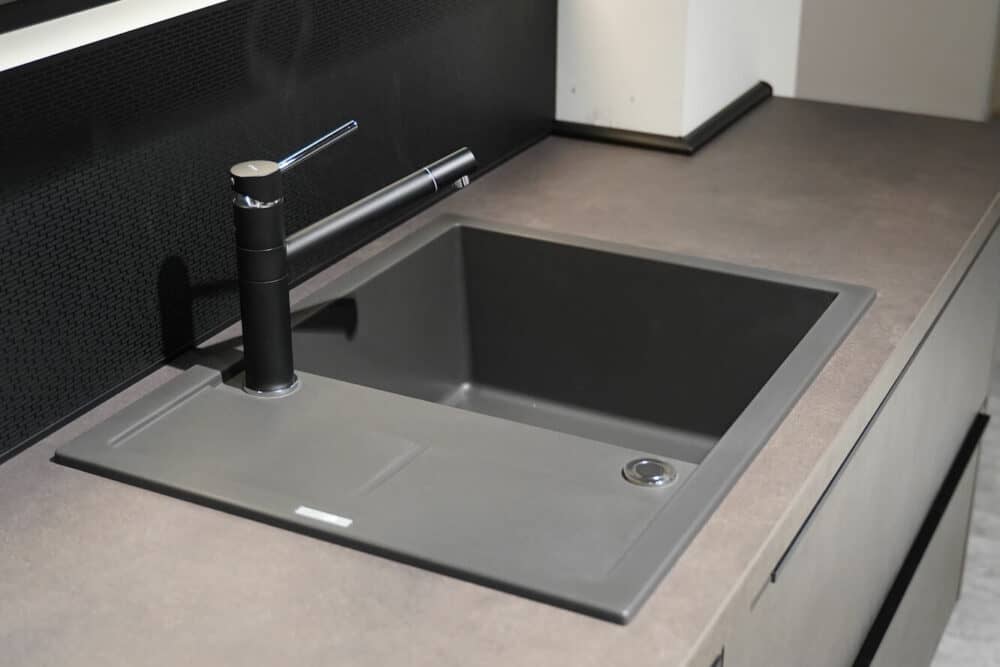 Küchenspüle grau quarz mit schwarzer Armatur