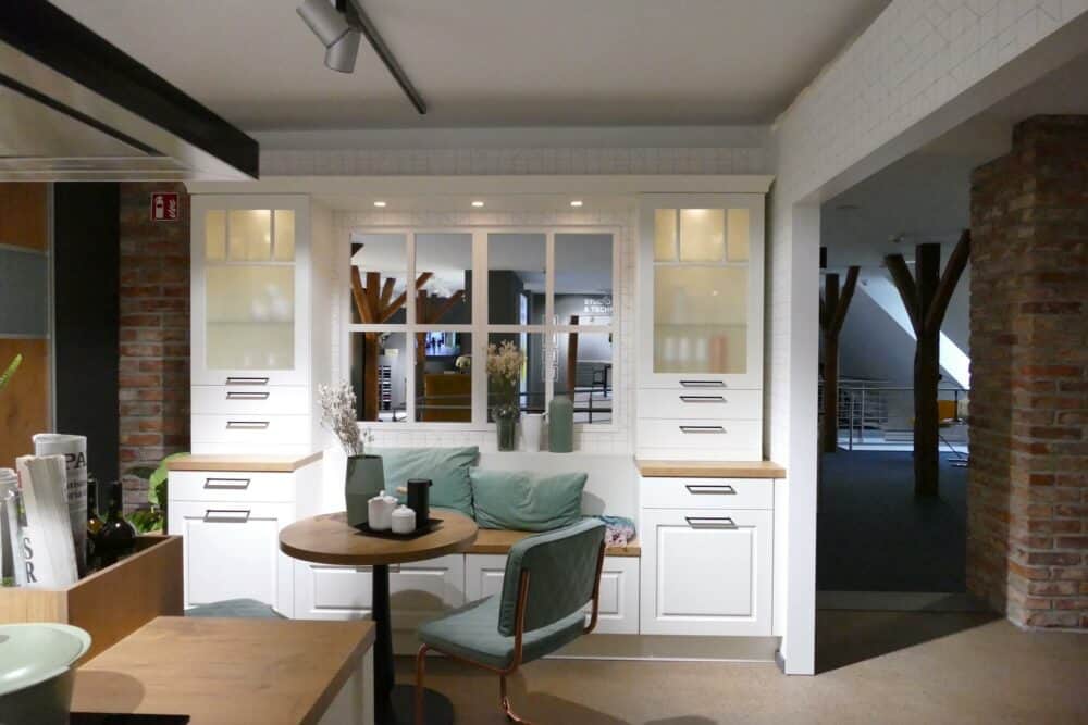 Landhaus Küche mit Hochschrank und Sitzbereich