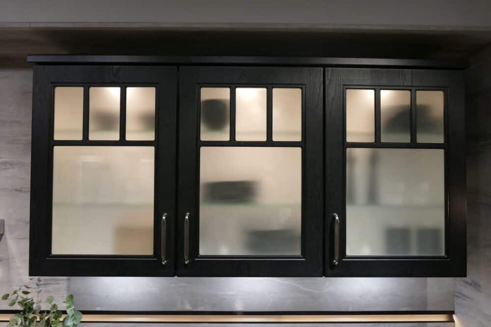 Landhaus Oberschrank mit Glaselementen