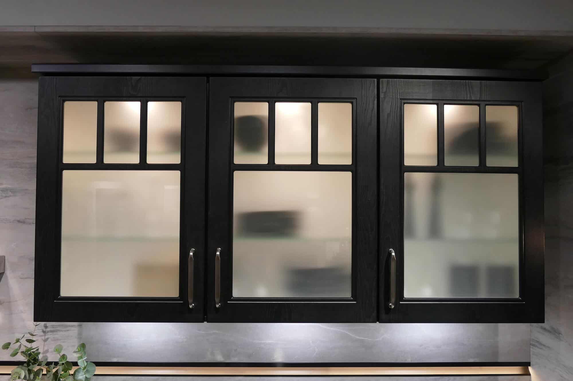 Landhaus Oberschrank mit Glaselementen