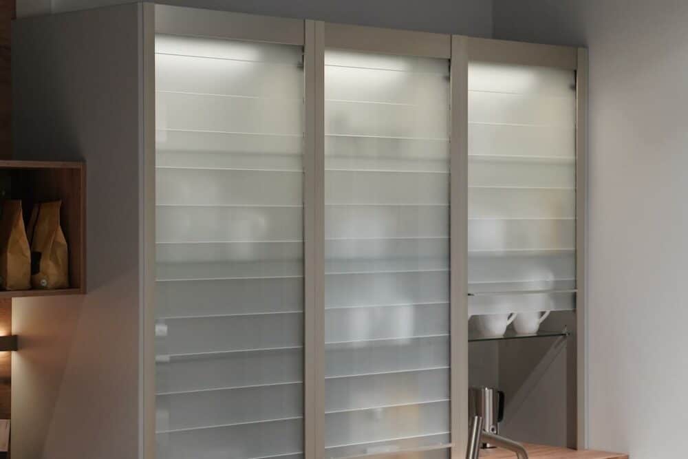 Matt Glas Jalousien Nobilia Designküche grifflos