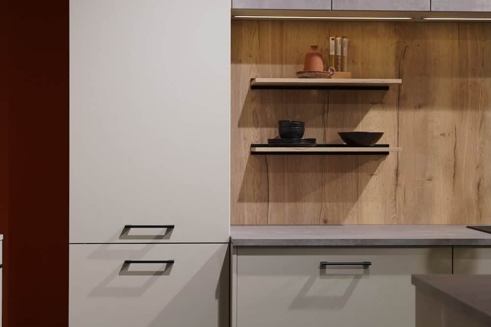 Moderne Küchenzeile matt Lack weiß mit Holz Rückwand