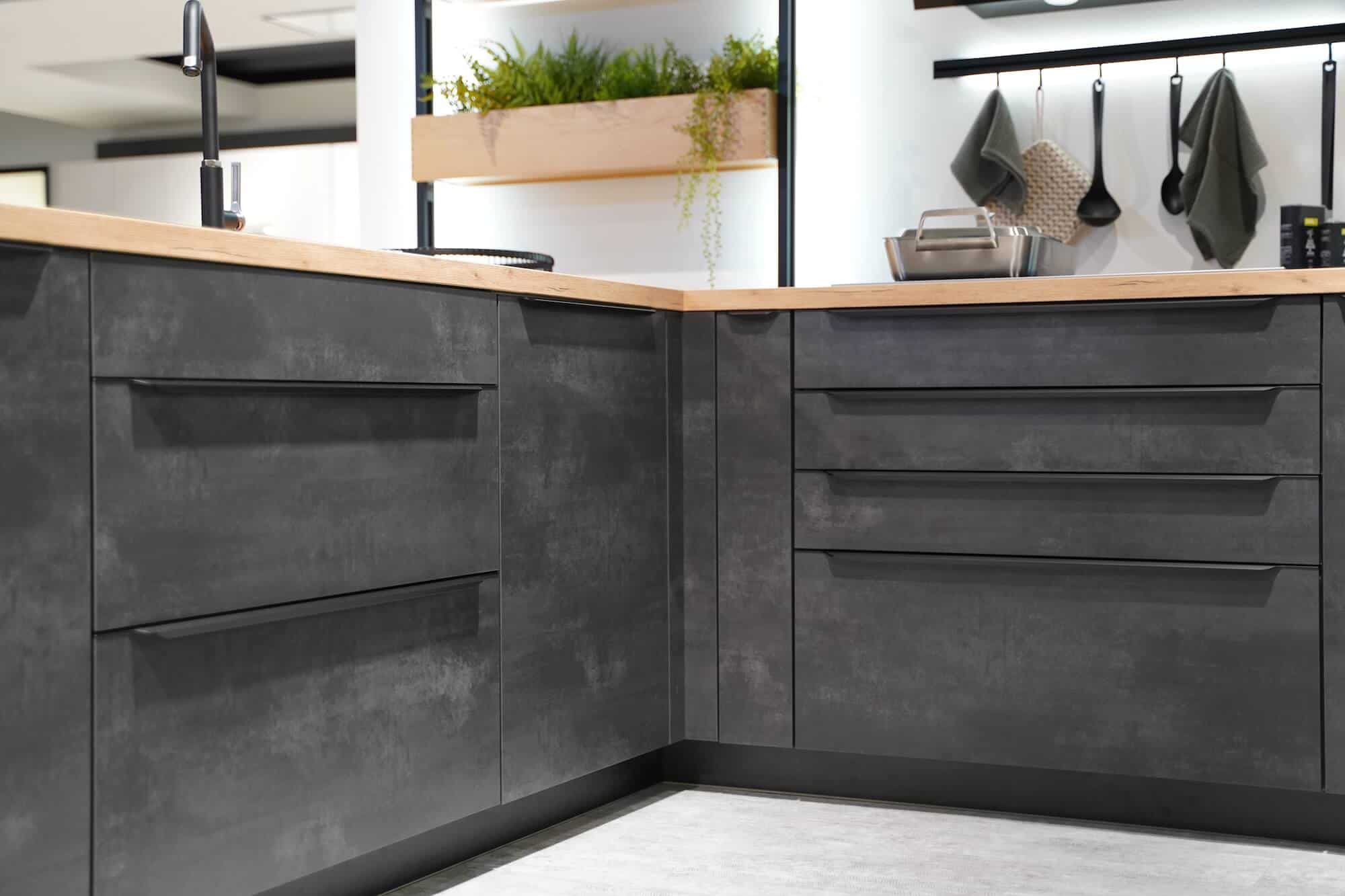 Moderne U-Küche schwarbeton mit schwarzen Griffleisten