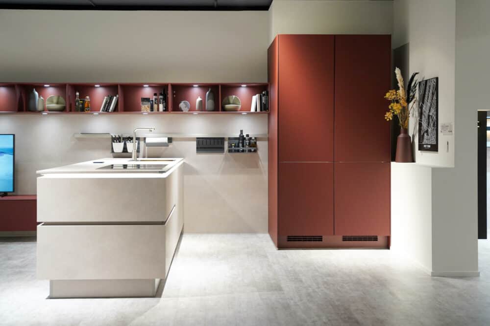 Nobilia Beton Inselküche Riva mit rotem Wandschrank