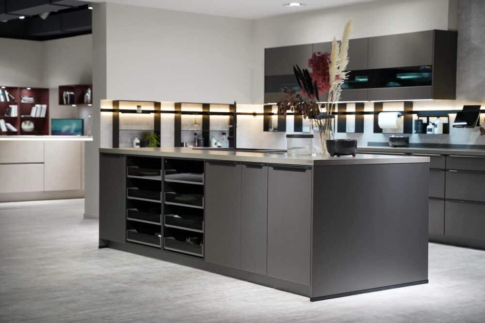 Nobilia Design Inselküche Titan mit epic ash Arbeitsplatte