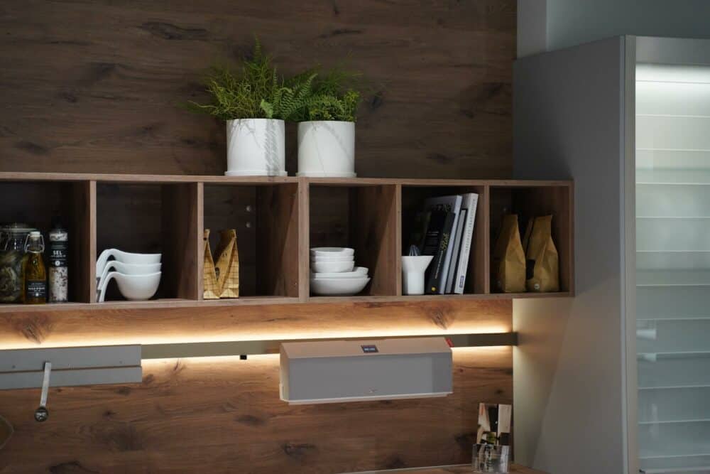 Nobilia Design Küche mit offenen Holzregalen