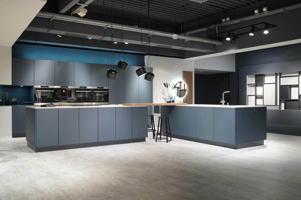 Nobilia Designküche blau lack matt grifflos mit Elektrogeräten