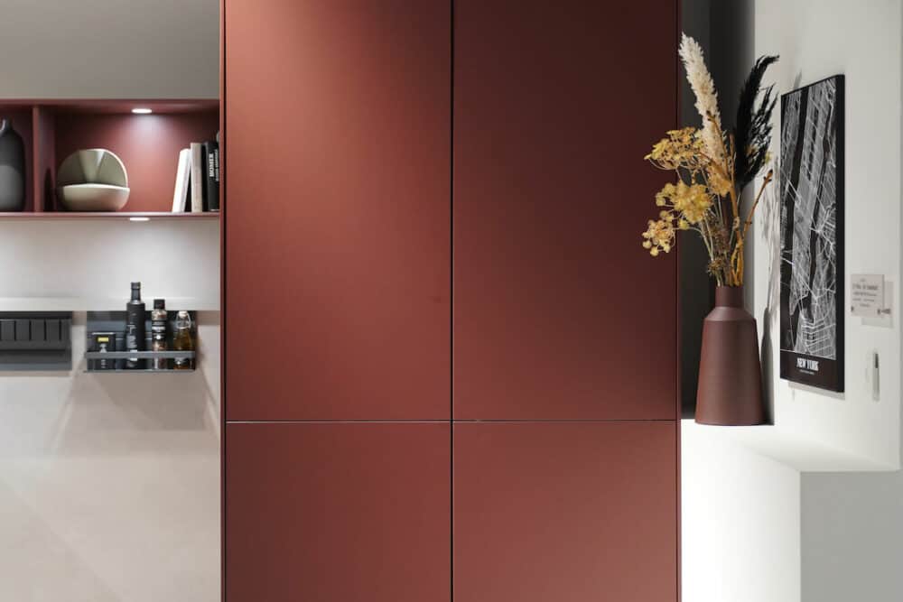 Nobilia Designküche roter Wandschrank grifflos