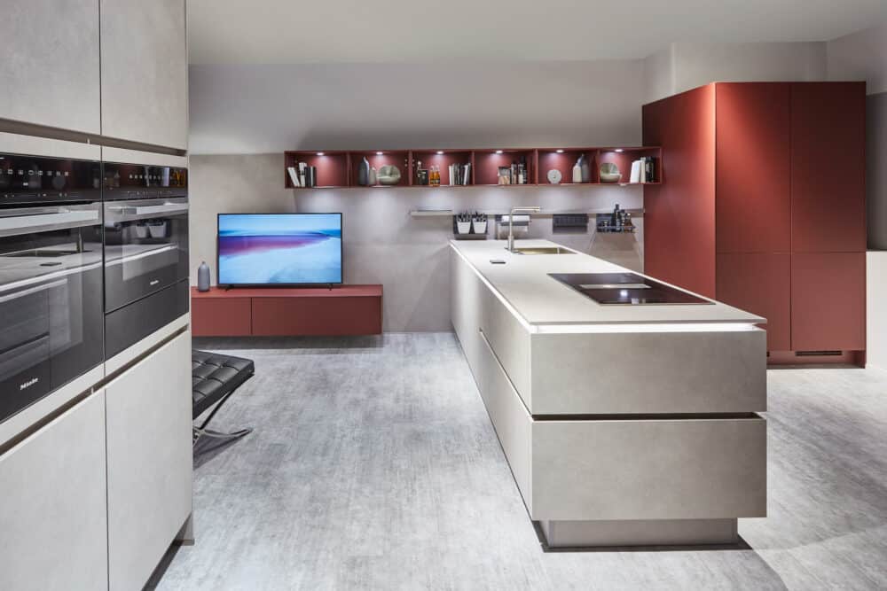 Nobilia Easytouch Inselküche Beton mit Wandschrank rot